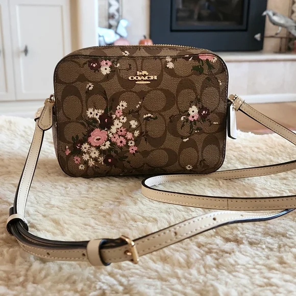Beautiful Coach Evergreen Wildflower Signatue Camera Style Crossbody Bag 🩷🤍 - Picture 15 of 16
